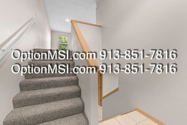 Building Photo - Well Maintained Half Duplex