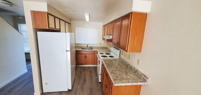 Building Photo - Renovated 2bed/1bath Flat with easy access...