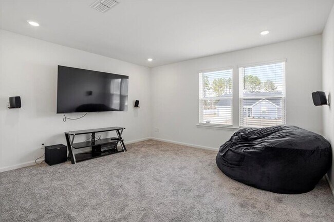 Building Photo - 645 Thomas Gage Dr