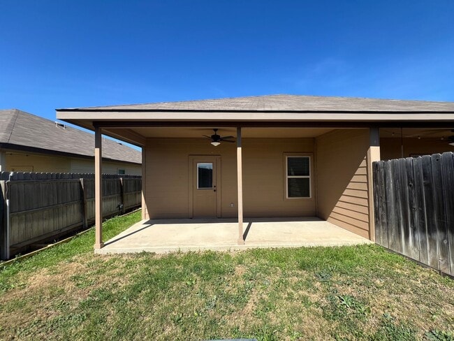 Building Photo - Luxury 3/2 duplex in NBTX