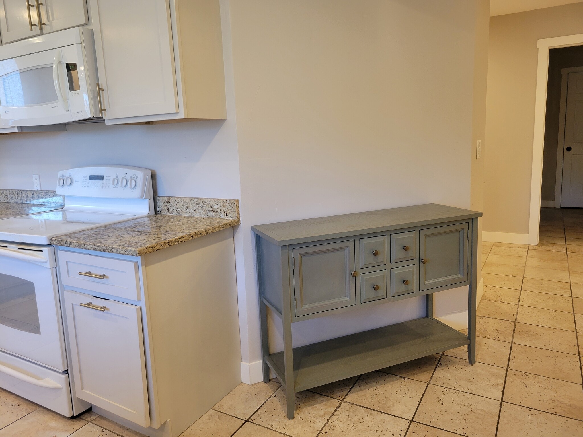 Kitchen - 16061 W 56th Plz