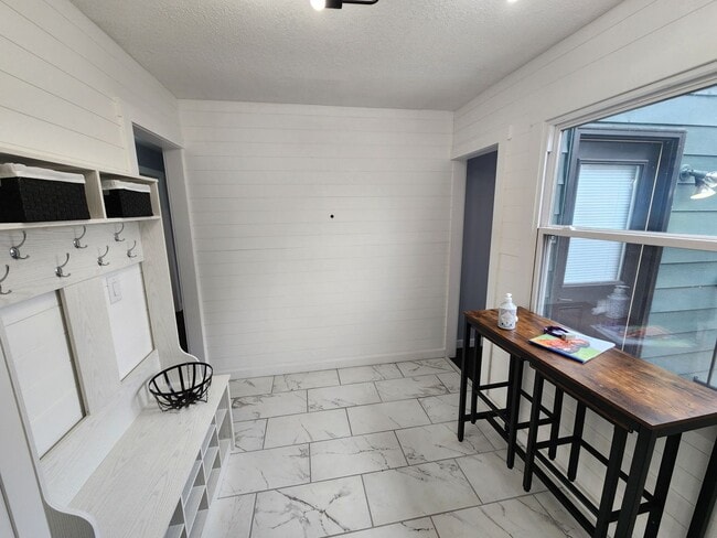 Building Photo - Beautiful 3-bedroom, 2-bathroom home in Be...