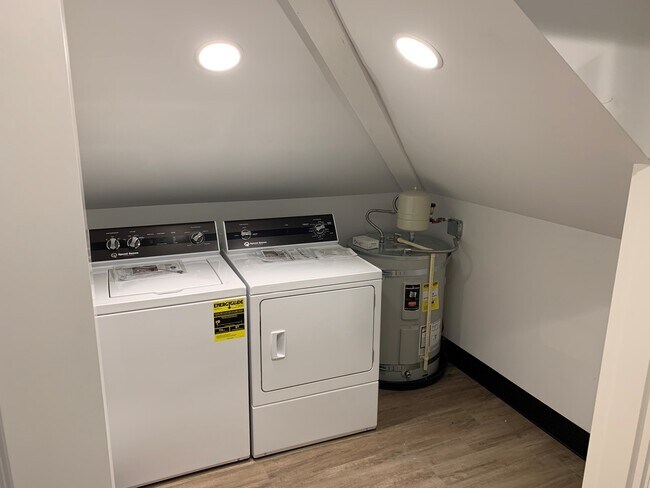 Laundry room - 16524 Boones Ferry Rd