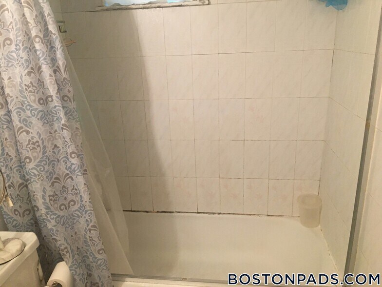 Building Photo - 96 Maple St