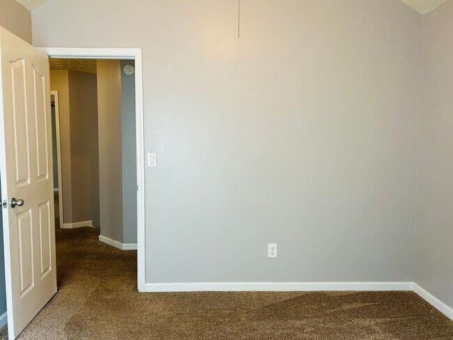 Building Photo - Beautiful 4 bedroom, 2.5 bathroom home in ...
