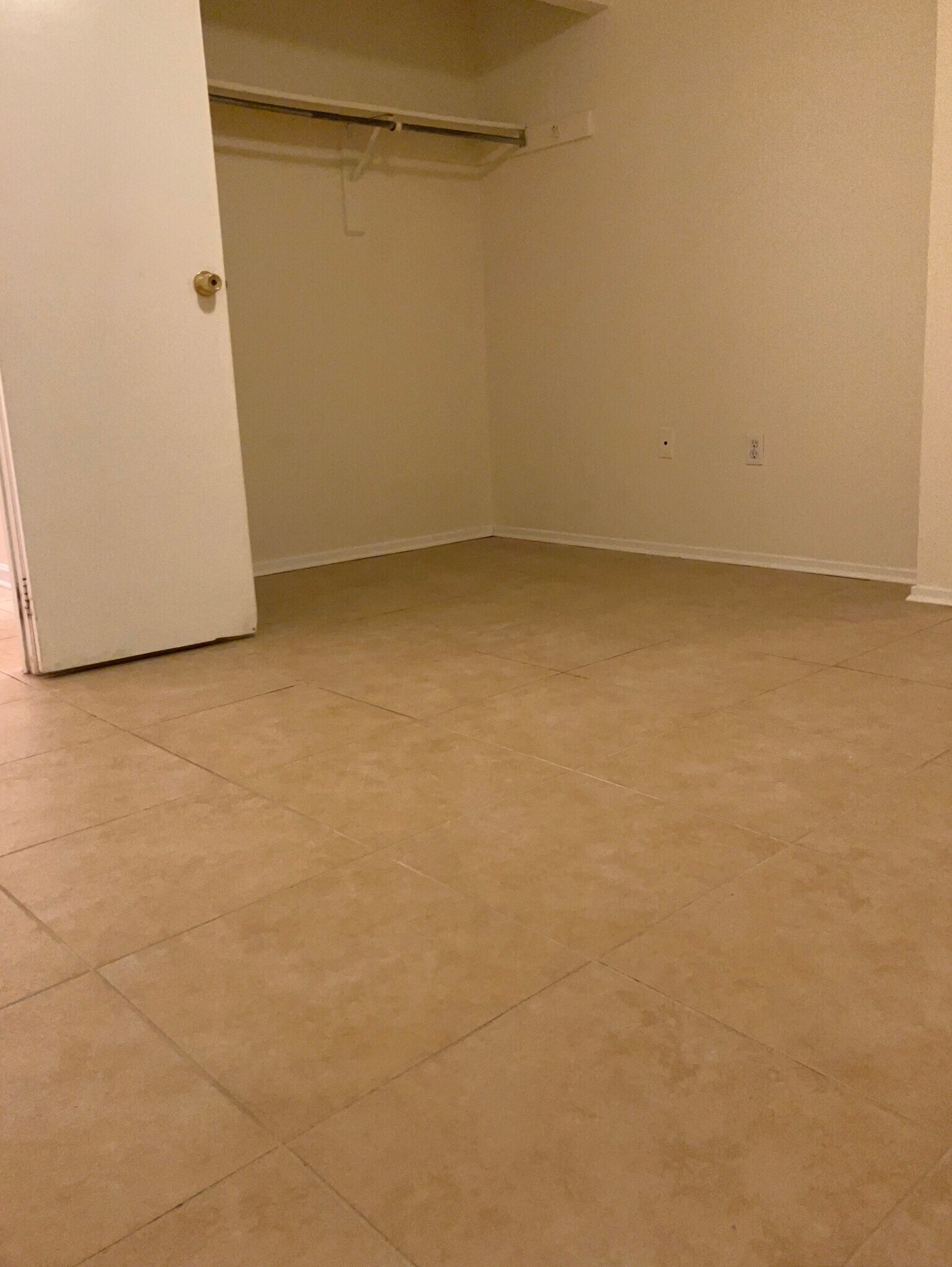 Tiled bedroom, closet - 10765 Lester St