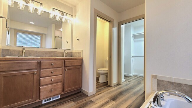 Building Photo - 2130 Strauss Ct E