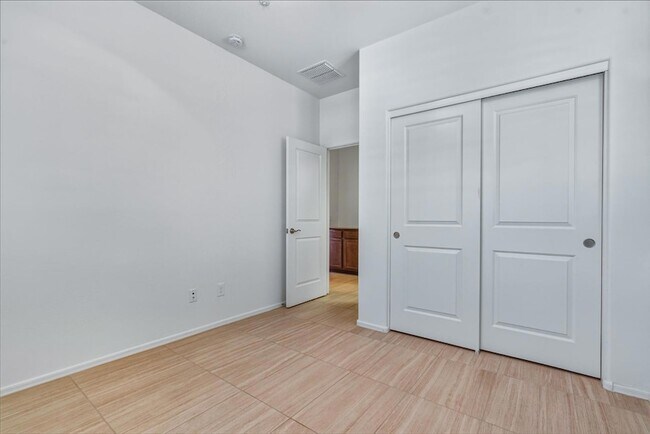 Building Photo - 9233 W Dreyfus Dr