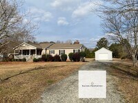 Building Photo - Welcome to your next home adventure in the charming town of Gray Court!