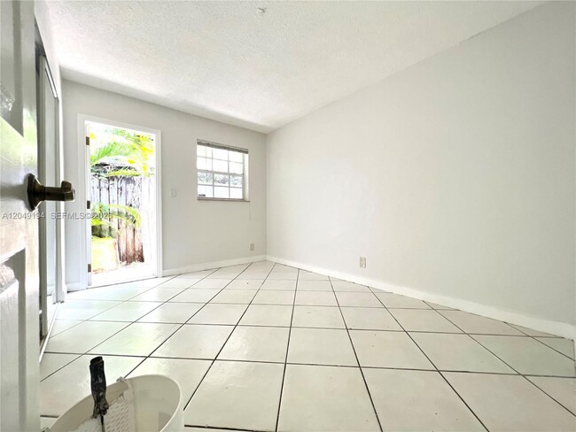 Building Photo - 731 SW 14th Ave