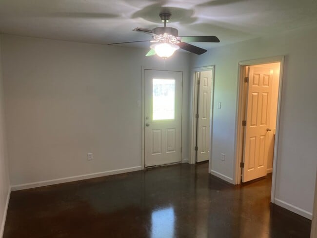 Building Photo - 3 Bed 2 Bath Duplex