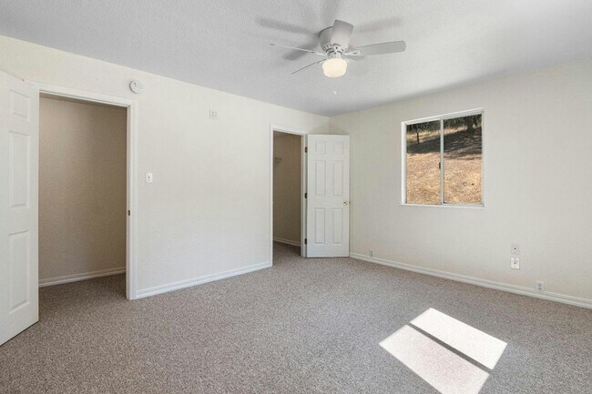 Building Photo - 5561 Thompson Hill Rd