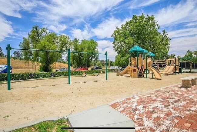 Building Photo - LOVELY 2BD/2BA Condo in Valencia's Desirable Lakeshore Community