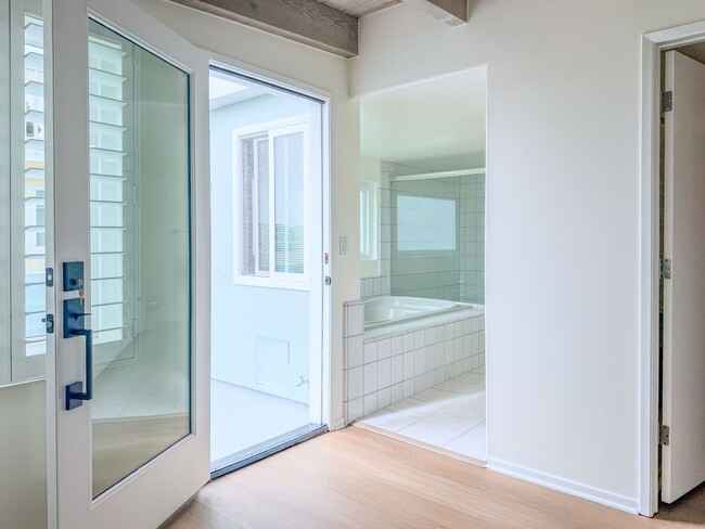 Building Photo - 3525 Sunset Ln