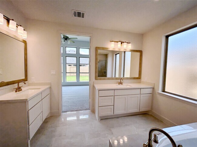 Building Photo - 5406 Holly Holw Ln