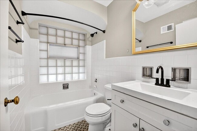 Building Photo - In awe of GARAGE ($1,495/mo)