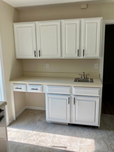 Additional kitchen sink with countertop - H5 Stonehedge Dr