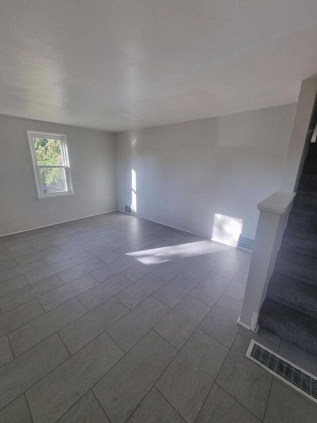 Building Photo - Spacious Newly Renovated 3BD 1 1/2BA House