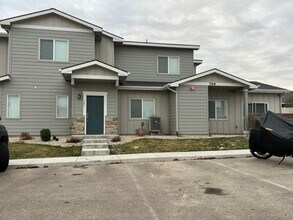 Building Photo - Get a Month Free!!