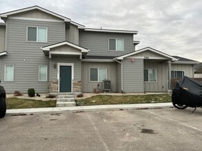 Building Photo - Sunbeam Townhomes Kuna
