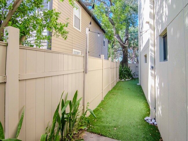 Building Photo - 213 S Moody Ave