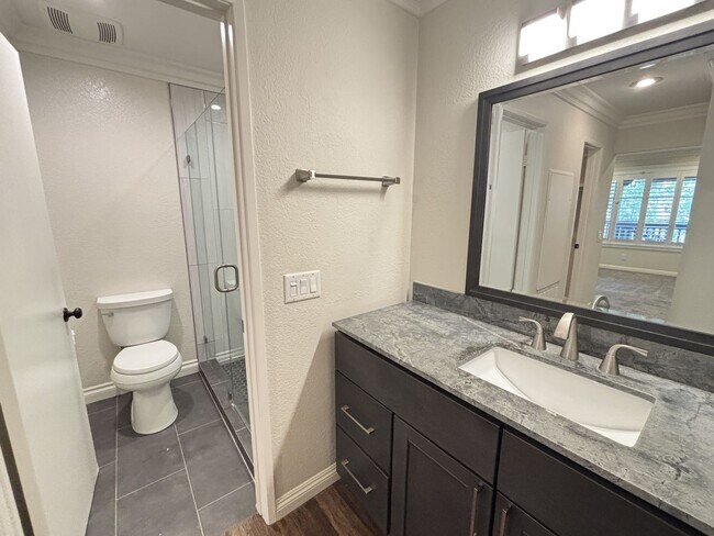 Building Photo - Stylish Upstairs Condo Next to Peter's Canyon