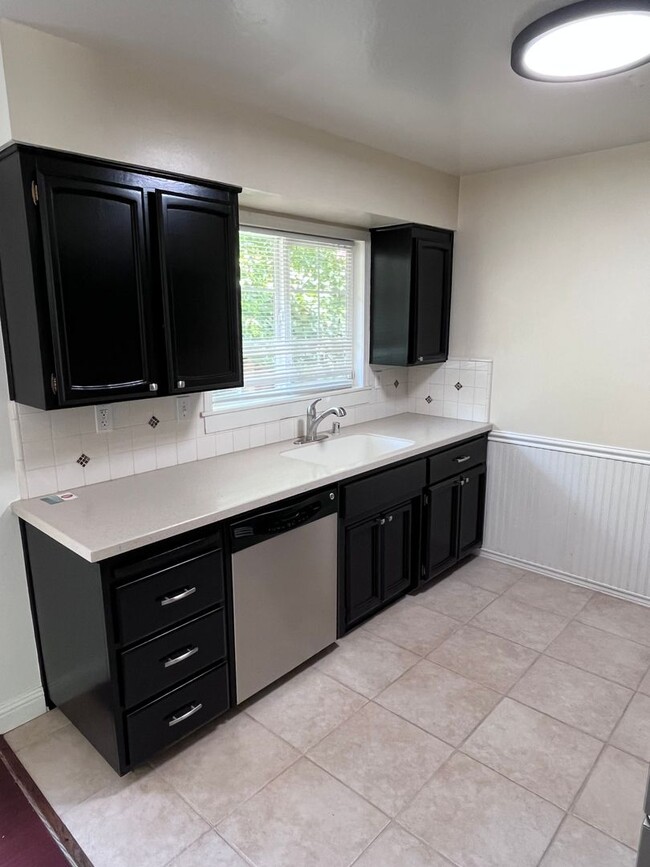 Building Photo - BEAUTIFUL UPDATED HOME IN EAST SAC!!