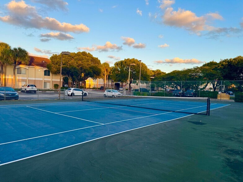 Building Photo - 815 W Boynton Beach Blvd