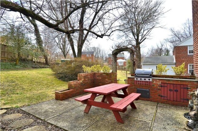 Building Photo - 2604 Parker Ave