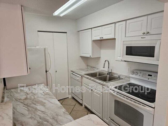 Building Photo - 2855 Winkler Ave