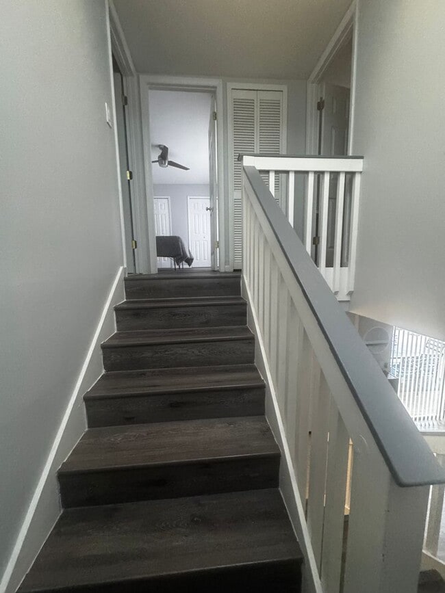Building Photo - Spacious & Beautifully Updated Townhome in a Prime Location!