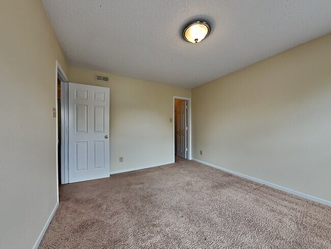 Building Photo - 3 bed 2.5 bath in Fishers!