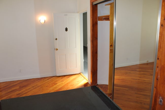 Building Photo - 638 S Cloverdale Ave