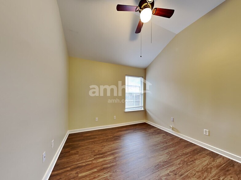 Building Photo - 809 Dixon Ln