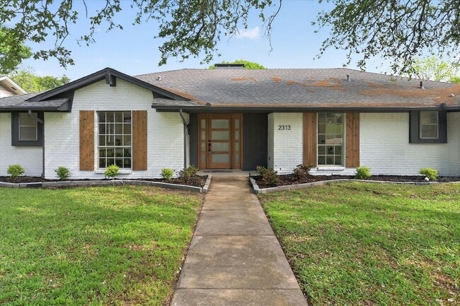 Building Photo - 2313 Claridge Cir