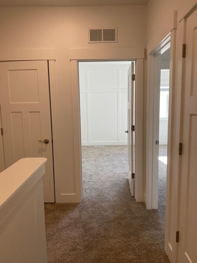 Building Photo - CHECK OUT THIS TOWNHOME IN SUGAR CITY WITH THE HOA and INTERNET INCLUDED!!