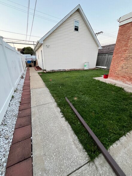 Building Photo - 3622 W 79th Pl