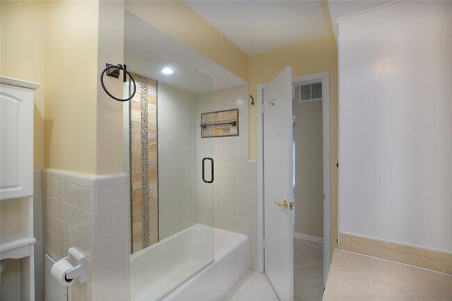 Building Photo - 1215 Briarpark Dr