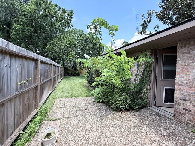 Building Photo - 1611 Potomac Dr