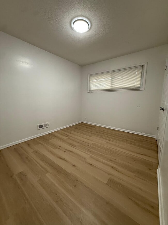 Building Photo - 4 bed 1 Bath