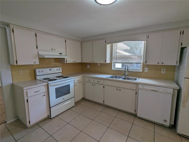 Building Photo - 11230 Kapok Ave