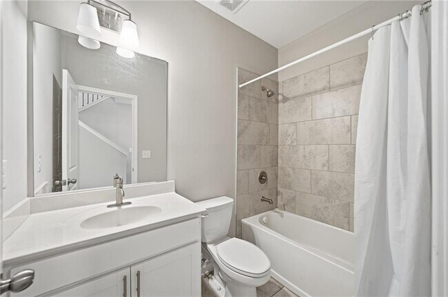 Building Photo - 318 Commons Ave