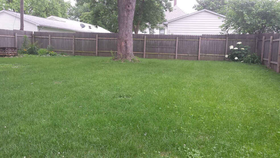 Huge, fully-fenced yard with patio - 303 W Stanage Ave