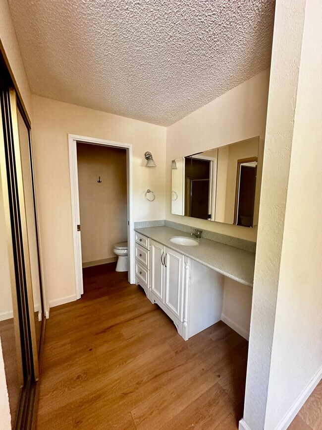 Building Photo - 5042 Glide Dr