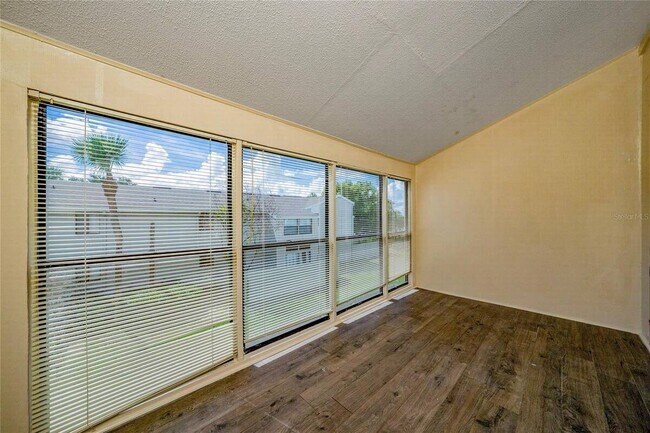 Building Photo - 1412 Oak Pl