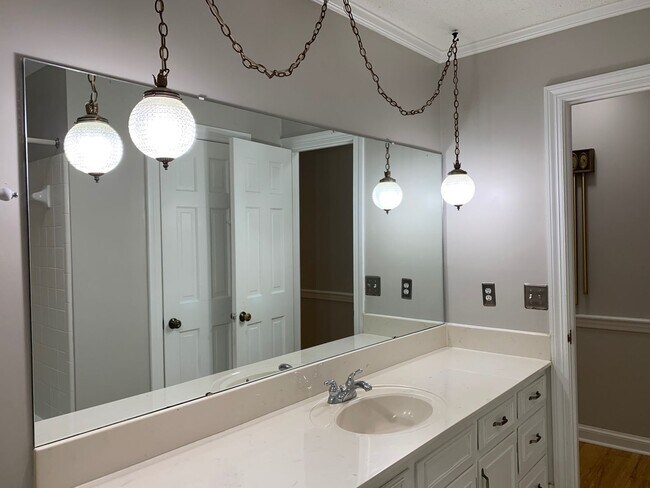 Building Photo - Spacious 4 Bed | 3 Bath Split Level Home i...