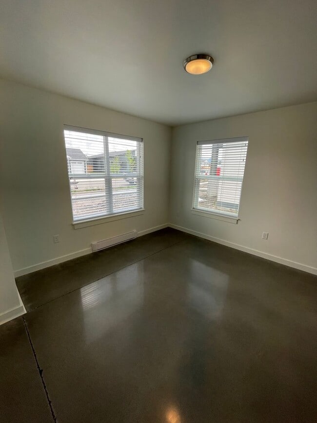 Building Photo - 1525 Windrow Dr