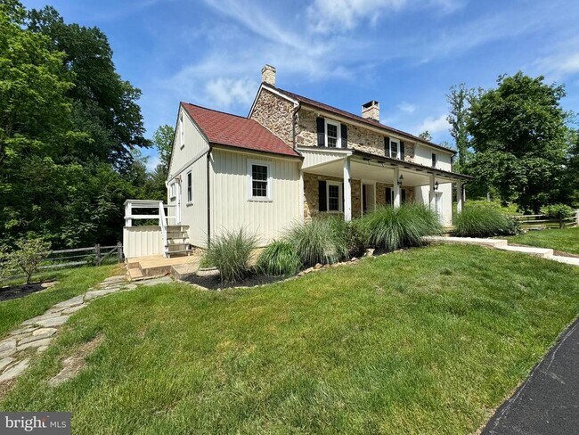 Building Photo - 553 Worthington Rd