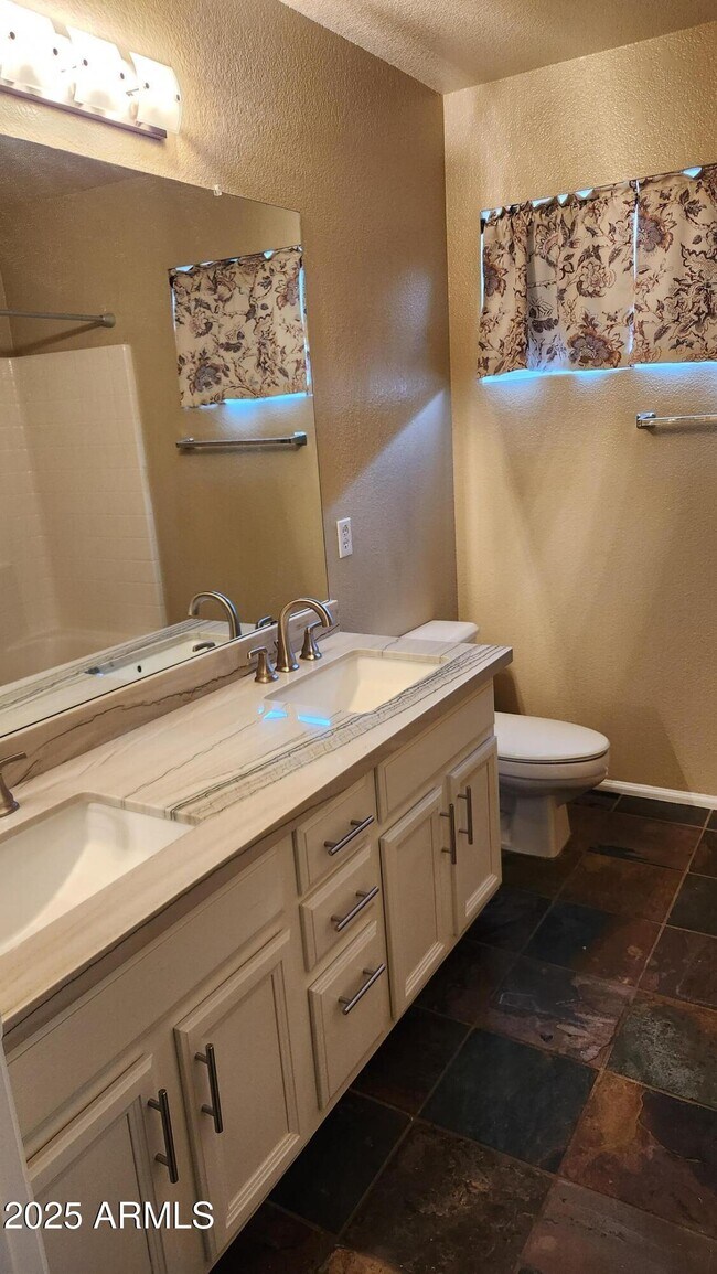 Building Photo - 1112 W Folley St