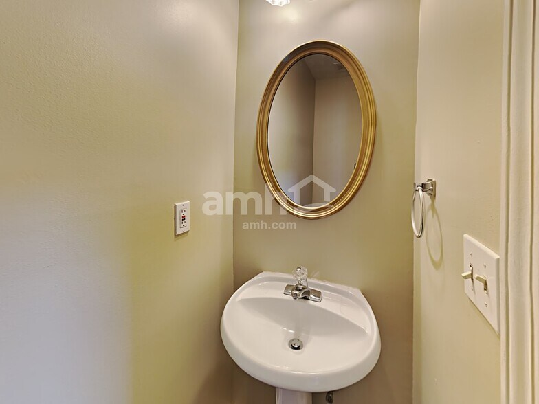 Building Photo - 682 Simon Park Cir